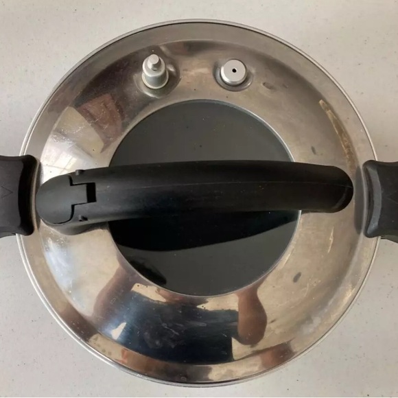 Flavor lock induction heating Red commercial grade Pressure Cooker 6 quart - Picture 5 of 5